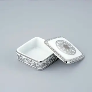 THG MARQUISE BLANC DECOR PLATINE Коробка для таблеток керамическая, квадратная 55х55 мм., настольная, декор платина, цвет: белый