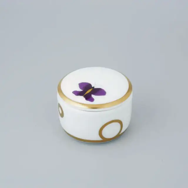 THG CAPUCINE MAUVE DECOR OR Коробка для таблеток керамическая, круглая &oslash;55 мм., настольная, декор золото/лиловый, цвет: белый