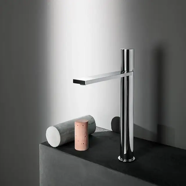 Fantini Milano Смеситель для раковины, 1 отв., излив 22 cм, цвет хром 31 02 3051F